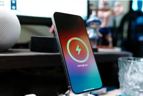 萨迦苹果15换屏服务分享用什么充电器给iPhone15充电更好 